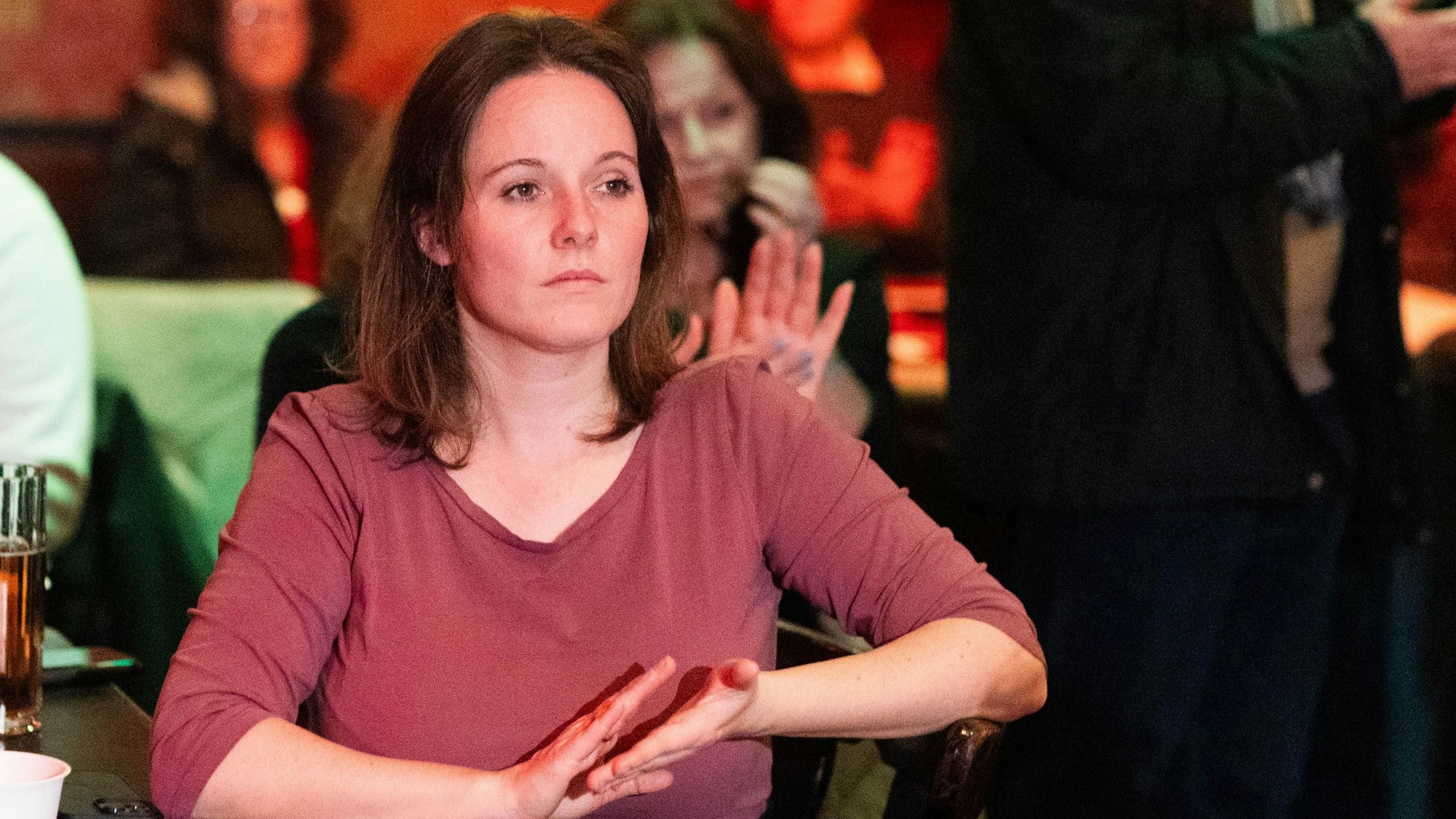 Jessica Rosenthal (SPD) blieb bei Ihrem Team im Nyx.