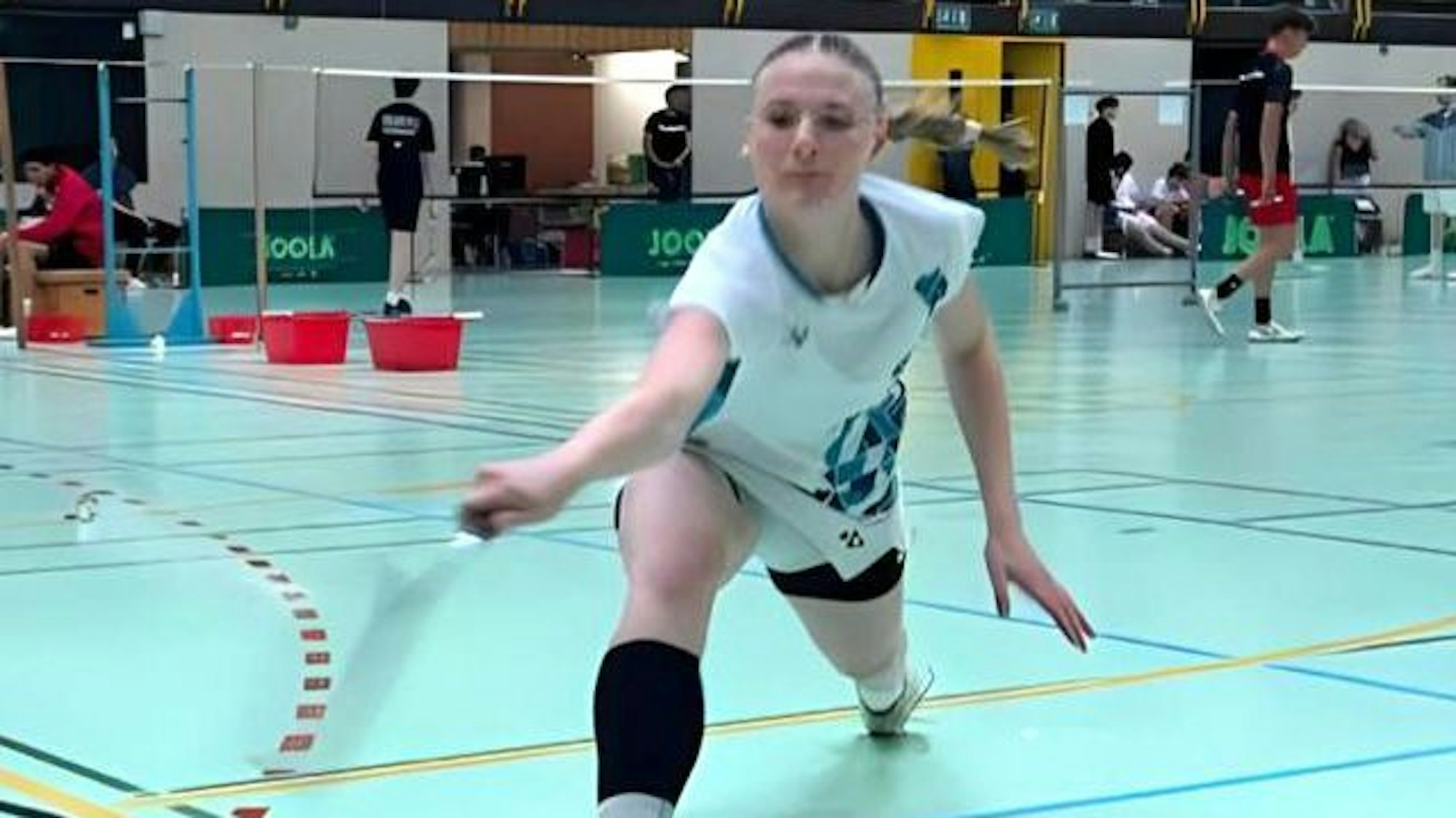 Badminton-Spielerin Eva Heiden macht einen Ausfallschritt, um den Ball zu erreichen.
