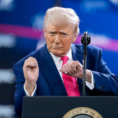 US-Präsident Donald Trump tanzt während seiner Rede auf der Conservative Political Action Conference (CPAC) im Gaylord National Resort & Convention Center. (Archivbild)