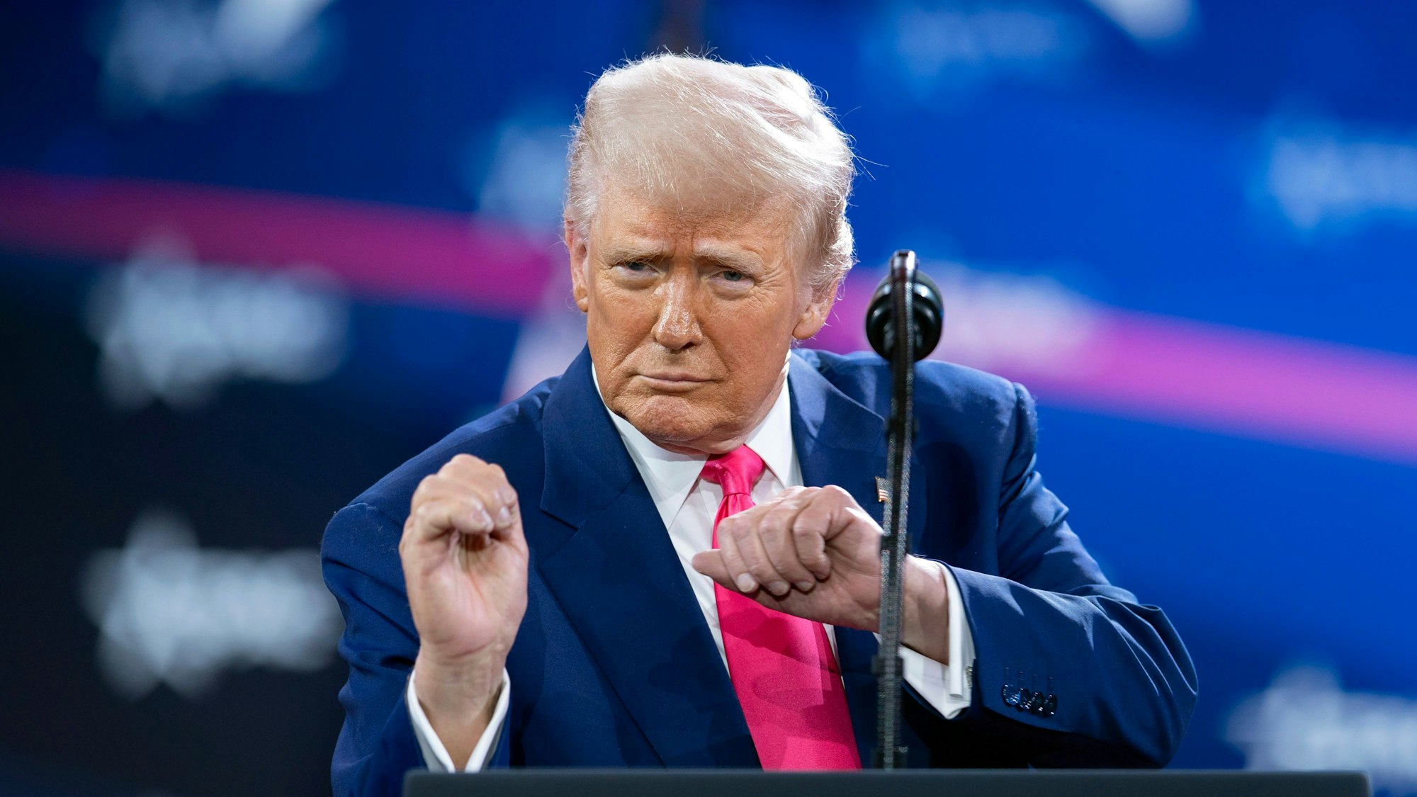 US-Präsident Donald Trump tanzt während seiner Rede auf der Conservative Political Action Conference (CPAC) im Gaylord National Resort & Convention Center. (Archivbild)