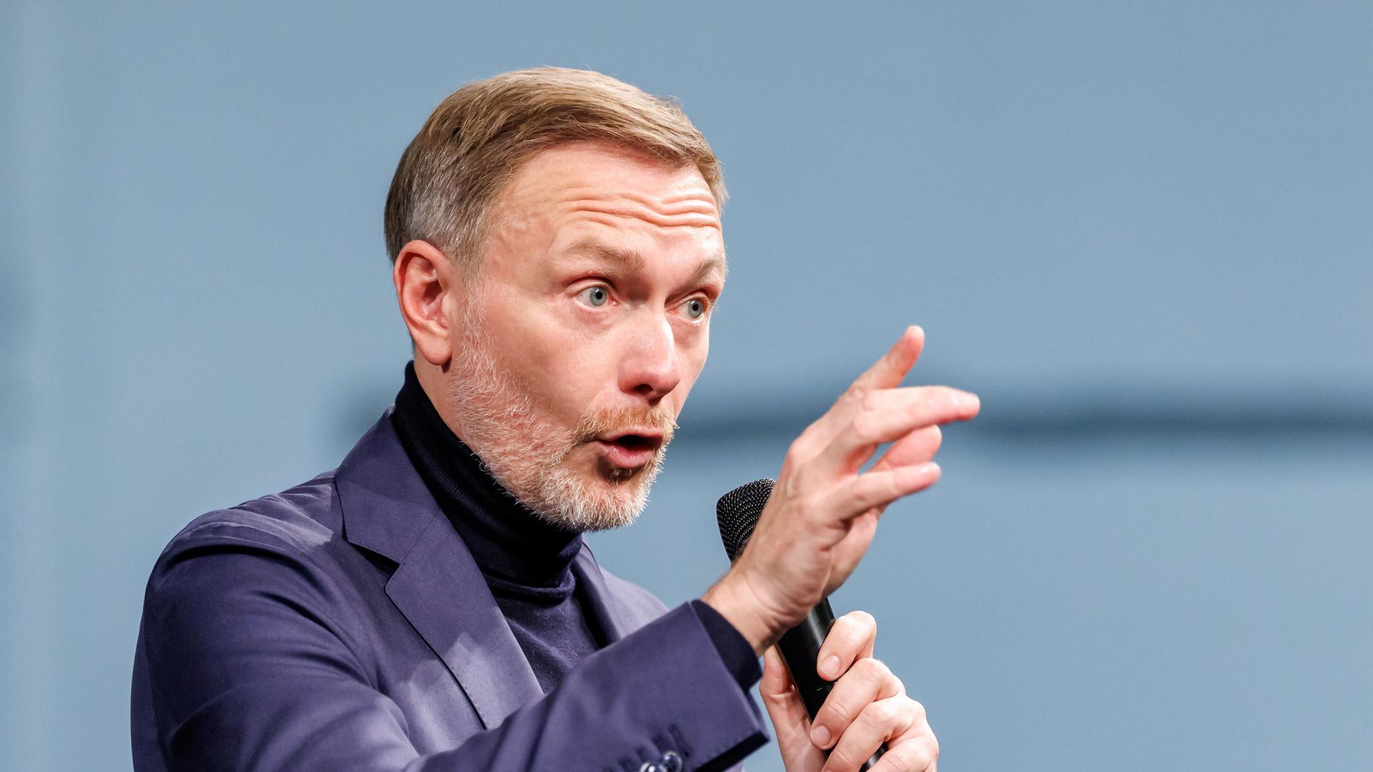 Christian Lindner, Bundesvorsitzender der FDP, spricht während einer Wahlkampfveranstaltung im Ofenwerk.