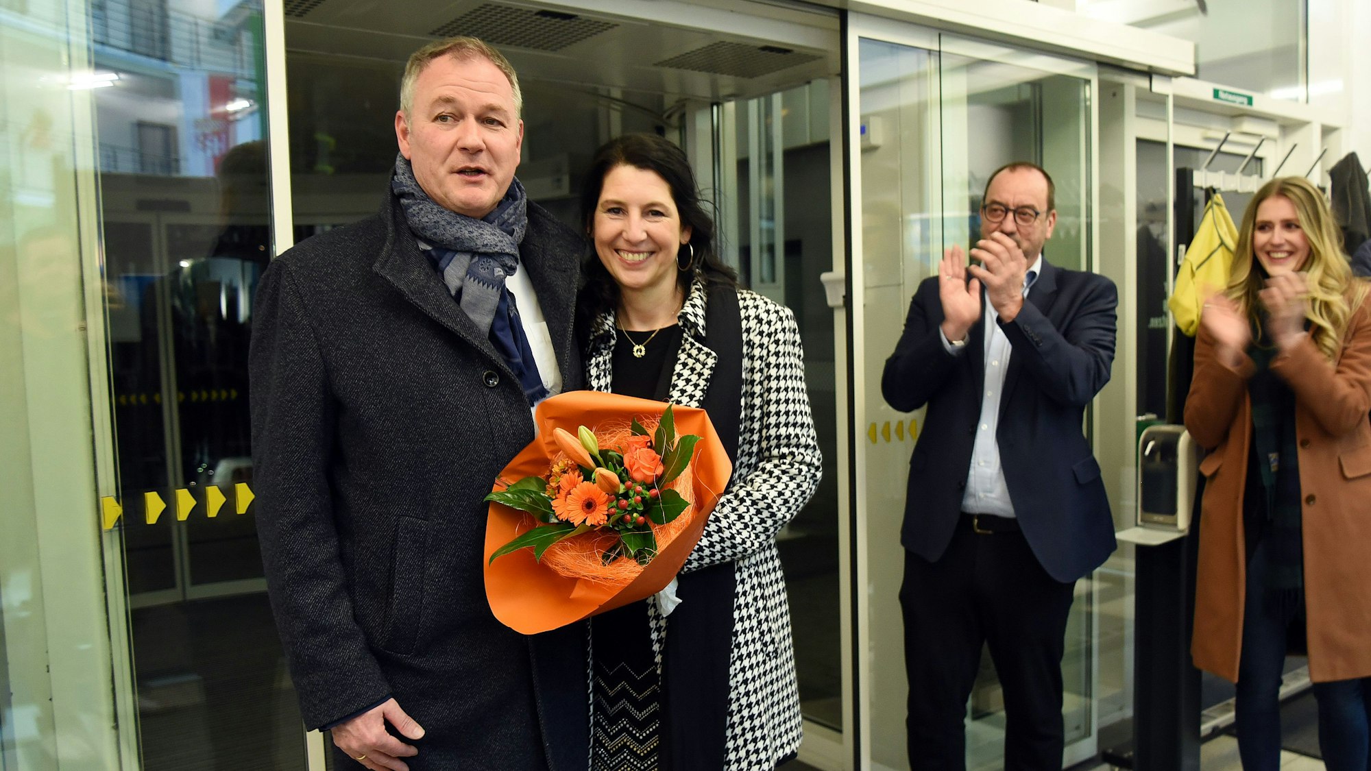 Carsten Brodesser und seine Frau Mona erhielten im Kreishaus Applaus.