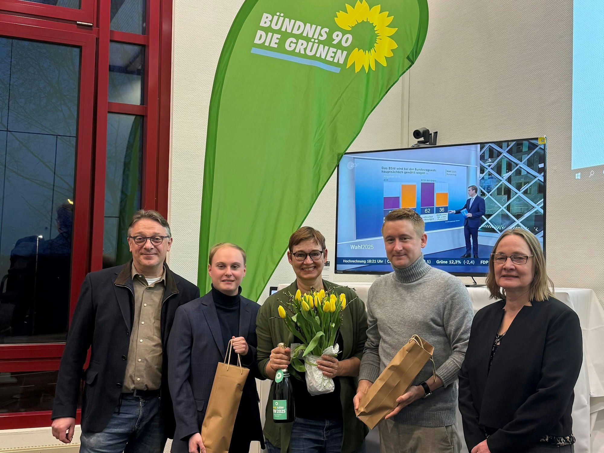 Gruppenaufnahme von fünf Parteimitgliedern.