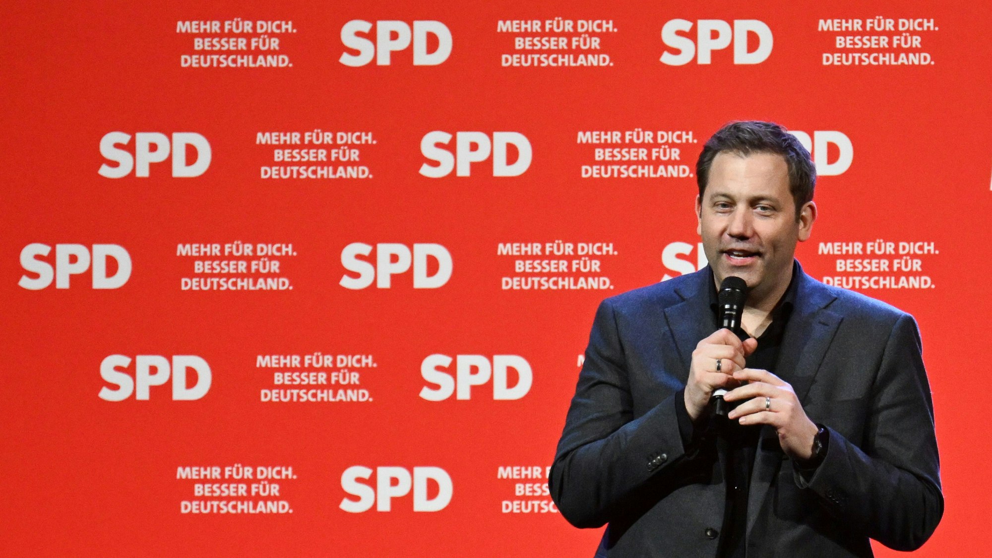 Lars Klingbeil, SPD-Bundesvorsitzender, steht beim Wahlkampfabschluss der SPD in der Westfalenhallen in Dortmund auf der Bühne.