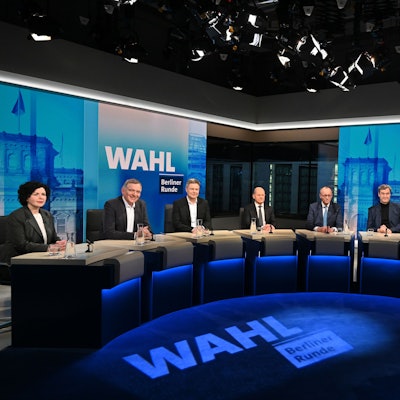 Amira Mohamed Ali (l-r, BSW), Jan van Aken (Die Linke), Robert Habeck (Bündnis 90/Die Grünen), Olaf Scholz (SPD), Friedrich Merz (CDU), Markus Söder (CSU), Alice Weidel (AfD) und Christian Lindner (FDP), nehmen an der „Berliner Runde“ von ARD und ZDF teil.