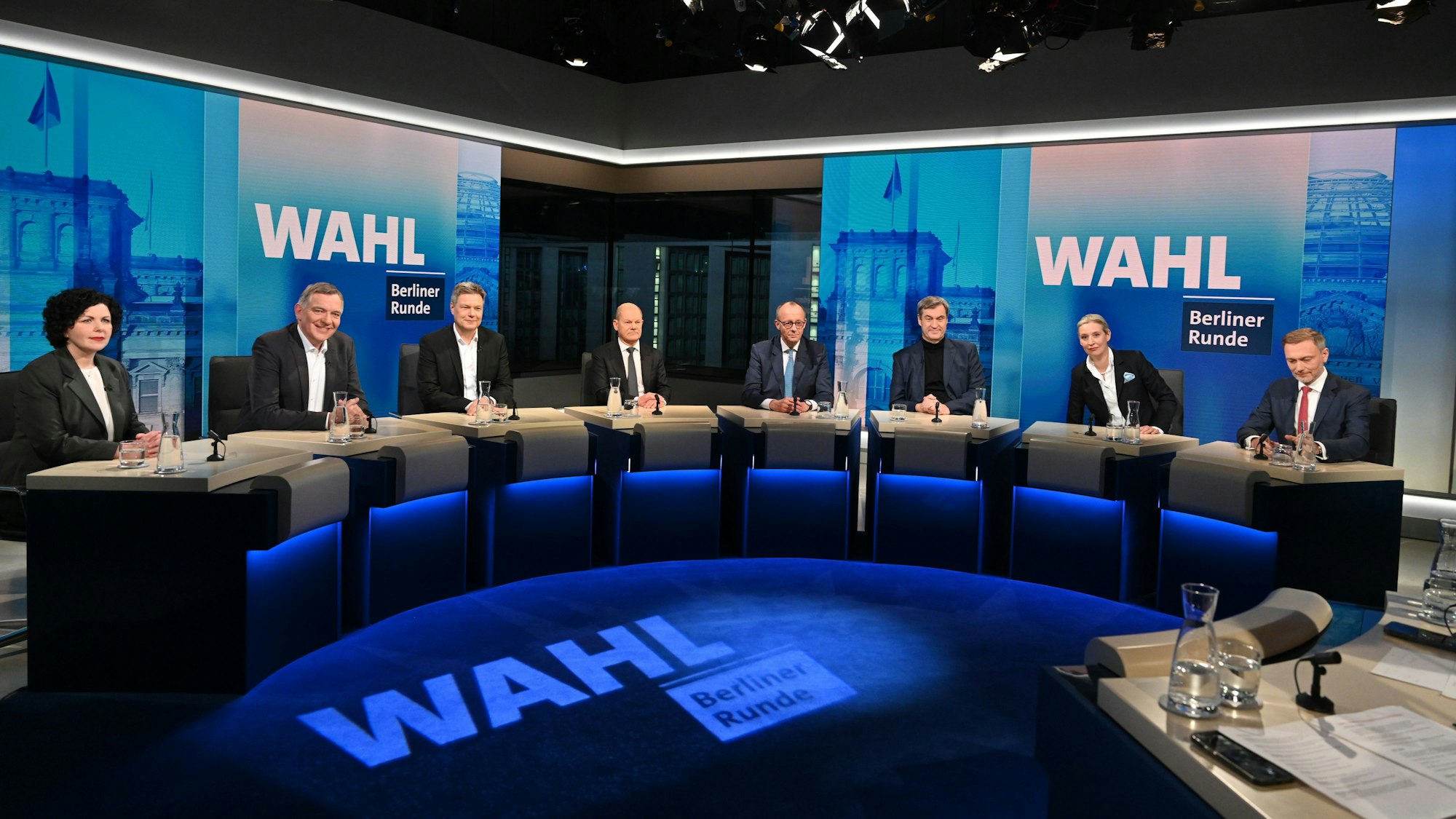 Amira Mohamed Ali (l-r, BSW), Jan van Aken (Die Linke), Robert Habeck (Bündnis 90/Die Grünen), Olaf Scholz (SPD), Friedrich Merz (CDU), Markus Söder (CSU), Alice Weidel (AfD) und Christian Lindner (FDP), nehmen an der „Berliner Runde“ von ARD und ZDF teil.