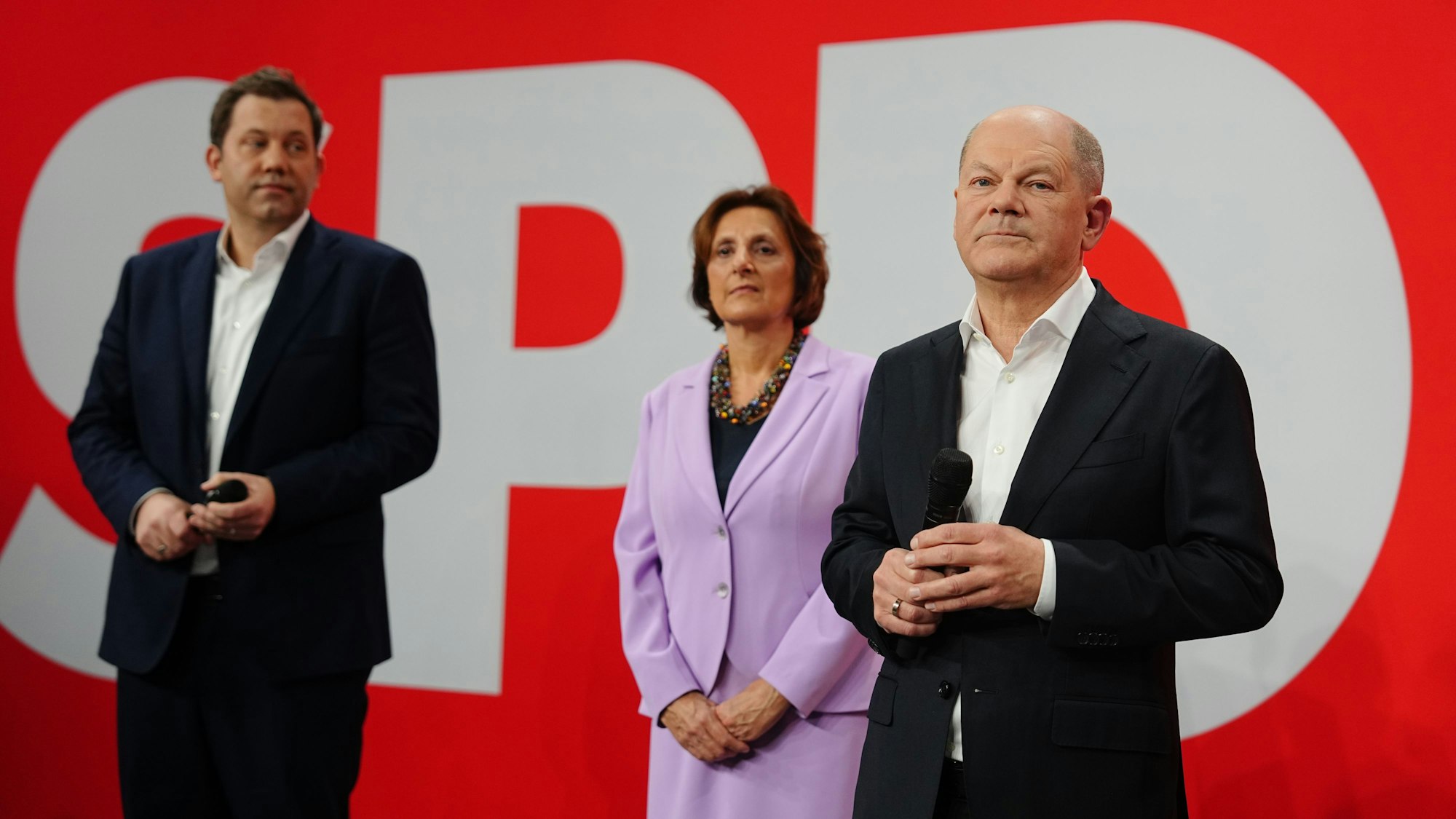 23.02.2025, Berlin: Bundeskanzler Olaf Scholz (SPD) steht mit seiner Frau Britta Ernst und Lars Klingbeil, Vorsitzender der SPD, auf der Bühne und spricht bei der SPD-Wahlparty im Willy-Brandt-Haus.