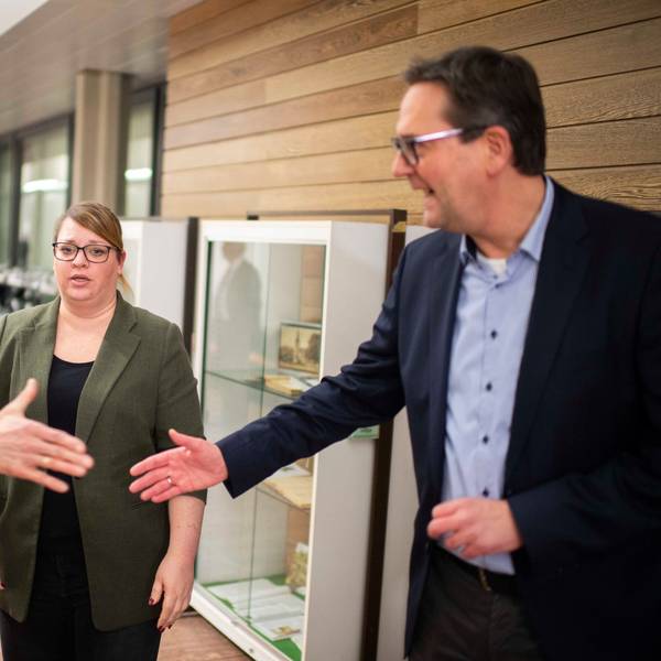 Im Vordergrund reicht Markus Herbrand Detlev Seif die Hand, Andrea Kanonenberg schaut zu. Rüdiger Lucassen ist auf dem Foto nicht zu sehen.