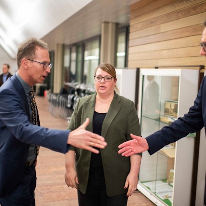 Im Vordergrund reicht Markus Herbrand Detlev Seif die Hand, Andrea Kanonenberg schaut zu. Rüdiger Lucassen ist auf dem Foto nicht zu sehen.
