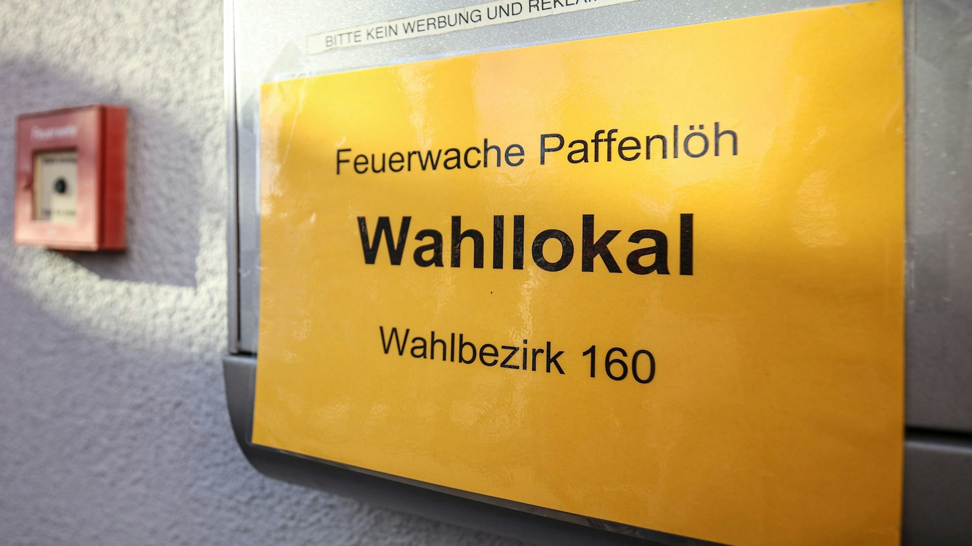 Schild des Wahllokals in der Feuerwache Paffenlöh
