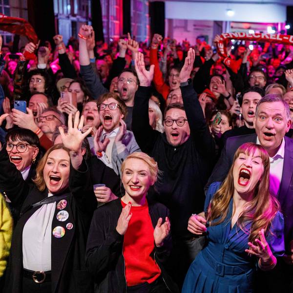 Die Linke feiert mit Heidi Reichinnek (rechts)