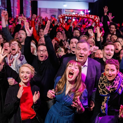 Die Linke feiert mit Heidi Reichinnek (rechts)