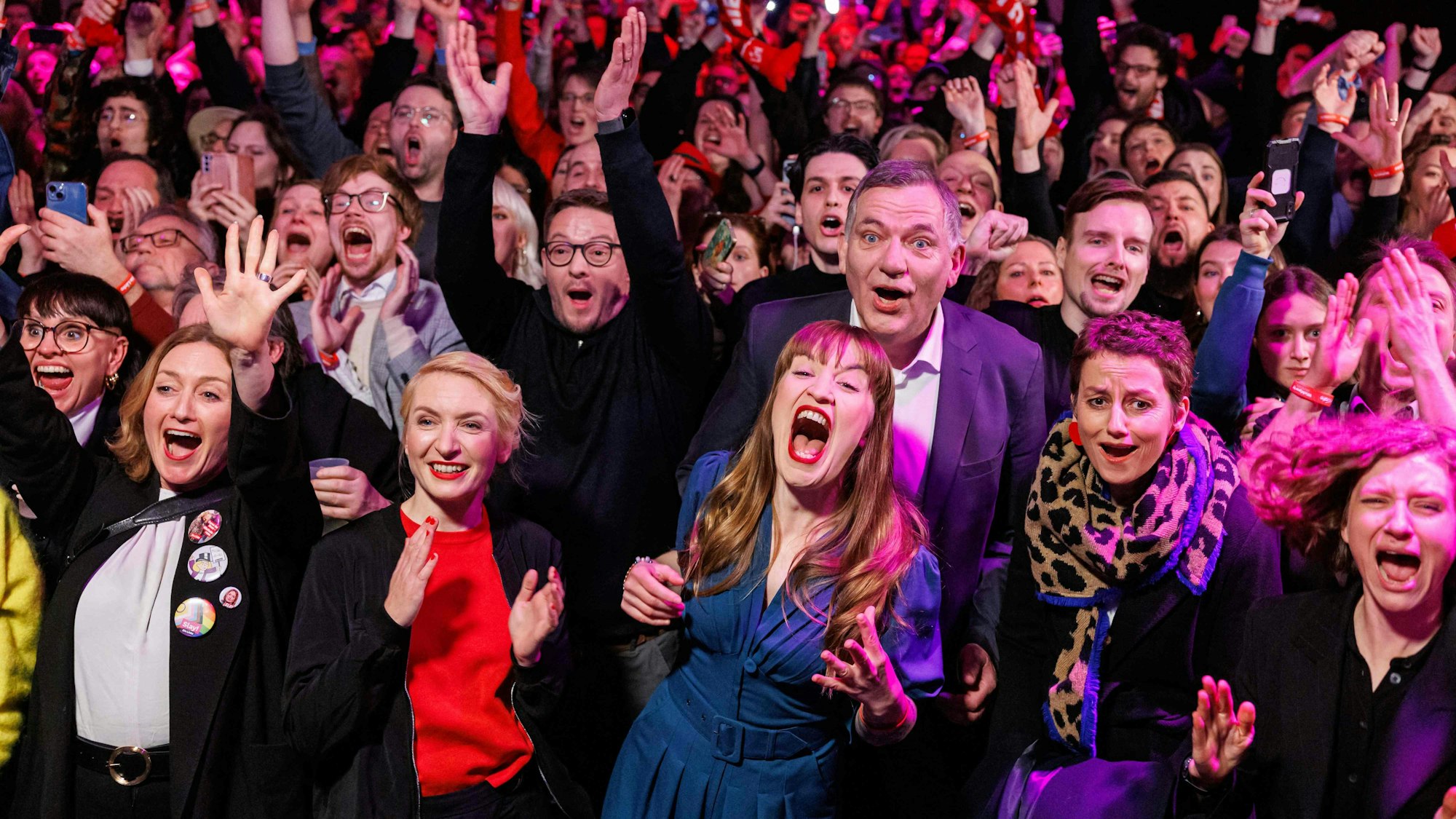Die Linke feiert mit Heidi Reichinnek (rechts)