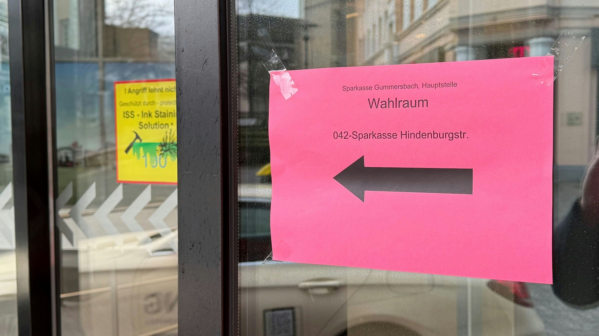 Die Wahllokale haben geöffnet.