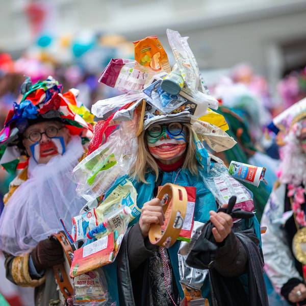 Szene vom Rosenmontagszug in Köln. Viele Kölner können sich ein Leben ohne Karneval nicht so richtig vorstellen.