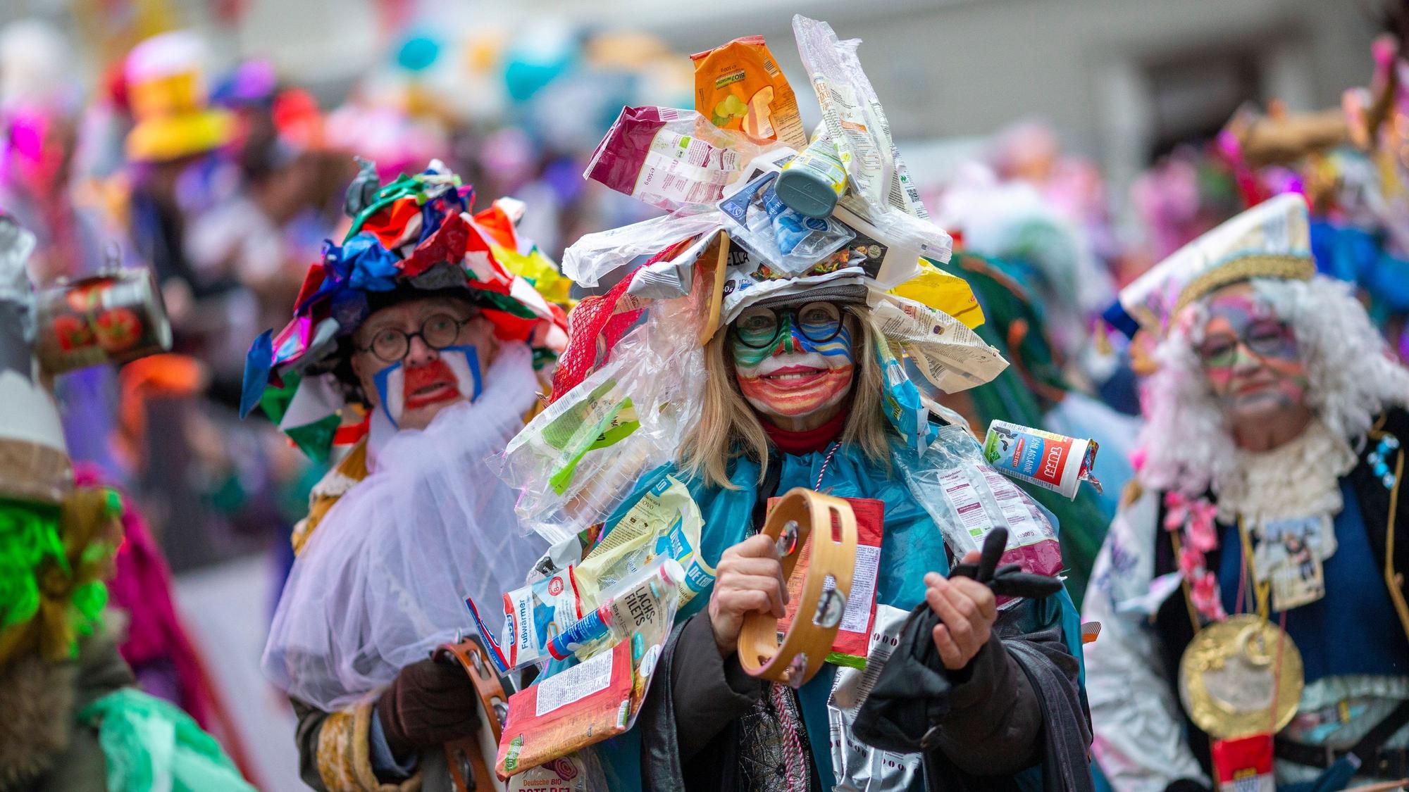 Szene vom Rosenmontagszug in Köln. Viele Kölner können sich ein Leben ohne Karneval nicht so richtig vorstellen.