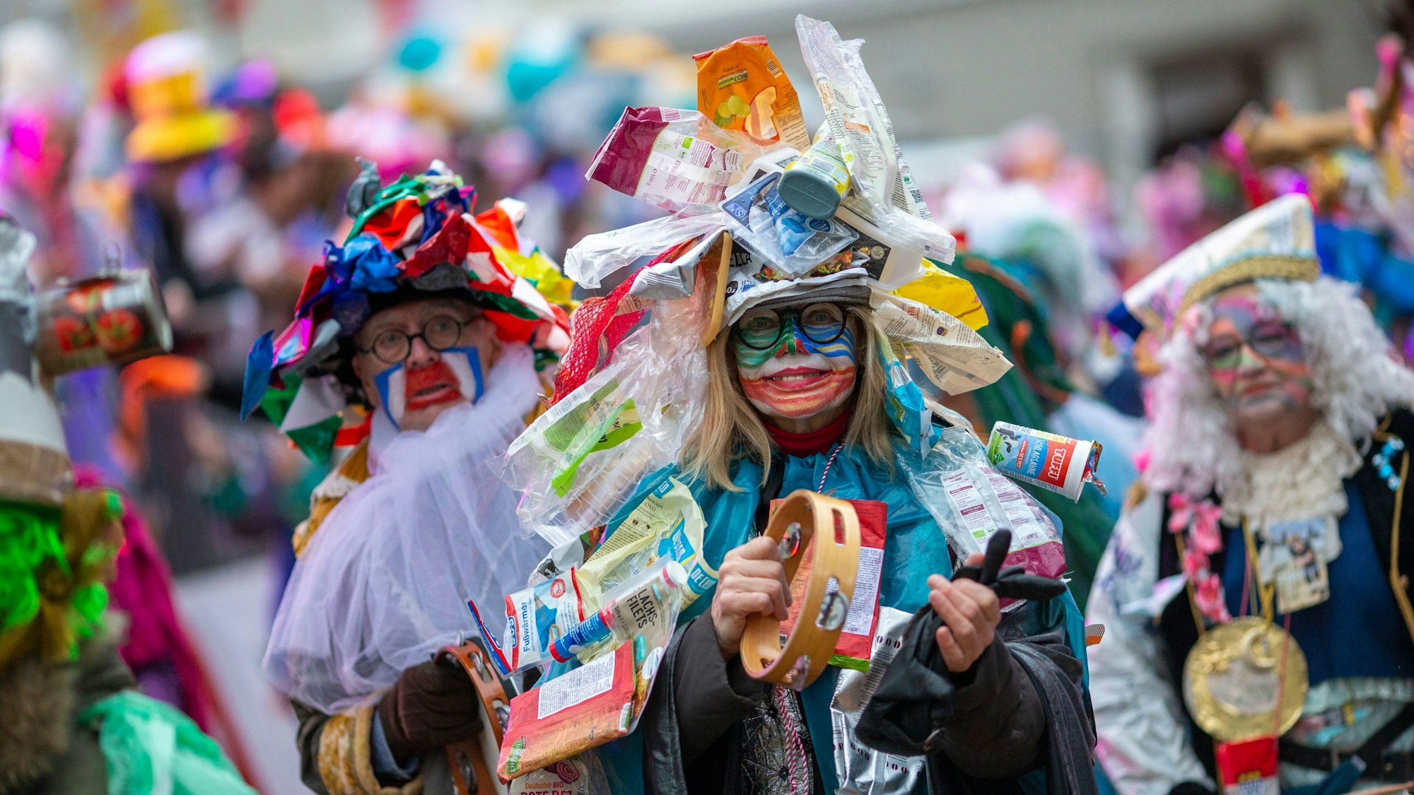 Szene vom Rosenmontagszug in Köln. Viele Kölner können sich ein Leben ohne Karneval nicht so richtig vorstellen.