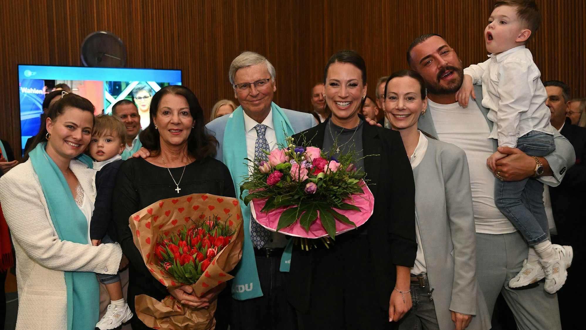 Rhein-Bergs Direktkandidatin Caroline Bosbach (CDU) mit Schwester Viktoria, Mutter Sabine, Vater Wolfgang, Schwester Natalie und Schwager Camer Can.