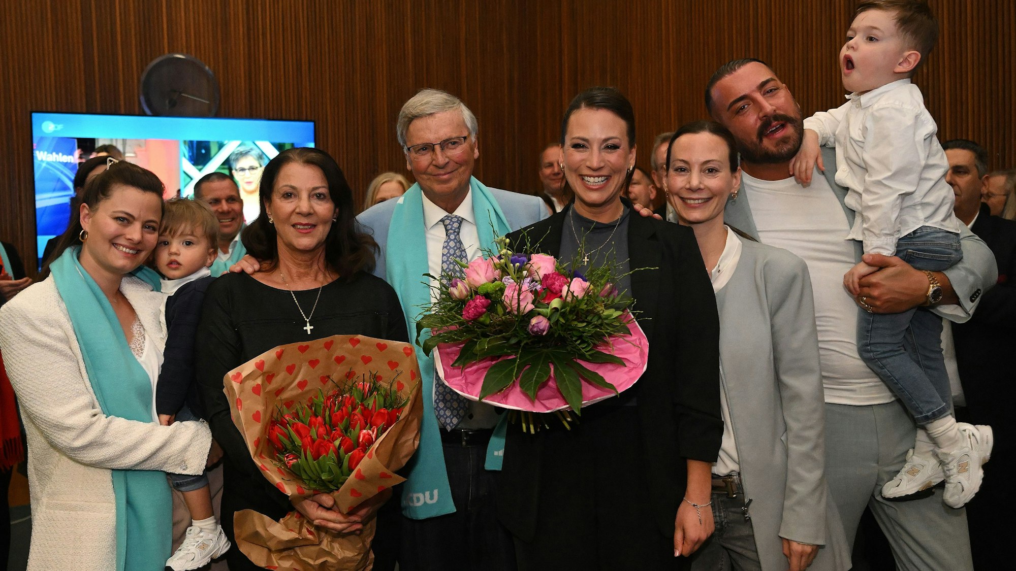 Rhein-Bergs Direktkandidatin Caroline Bosbach (CDU) mit Schwester Viktoria, Mutter Sabine, Vater Wolfgang, Schwester Natalie und Schwager Camer Can.