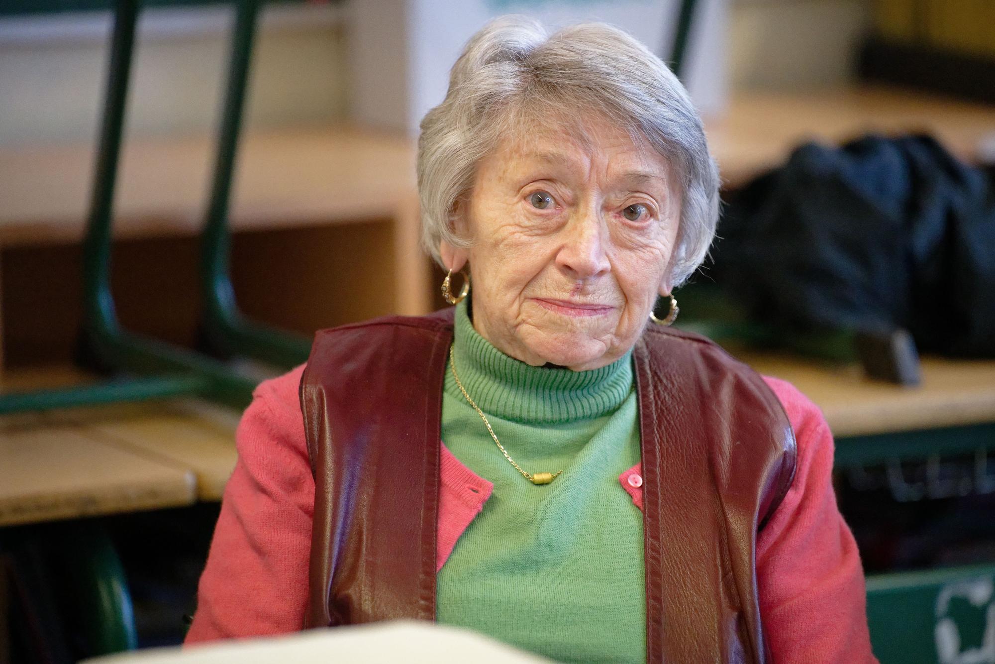 Köln: Lydia Mörs-Plattes, mit 100 Jahren Kölns älteste Wahlhelferin, sitzt in ihrem Wahllokal in Köln-Rondorf an der Wahlurne.