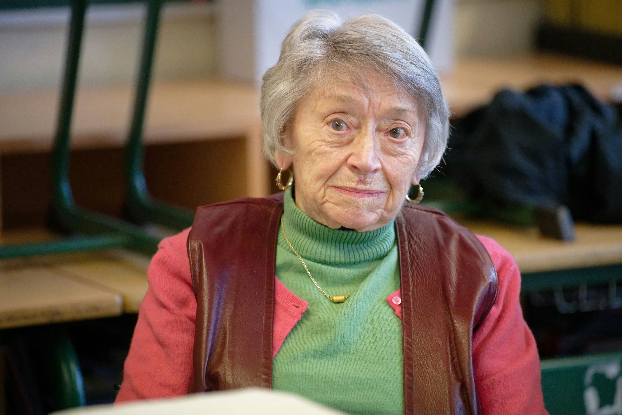 Köln: Lydia Mörs-Plattes, mit 100 Jahren Kölns älteste Wahlhelferin, sitzt in ihrem Wahllokal in Köln-Rondorf an der Wahlurne.