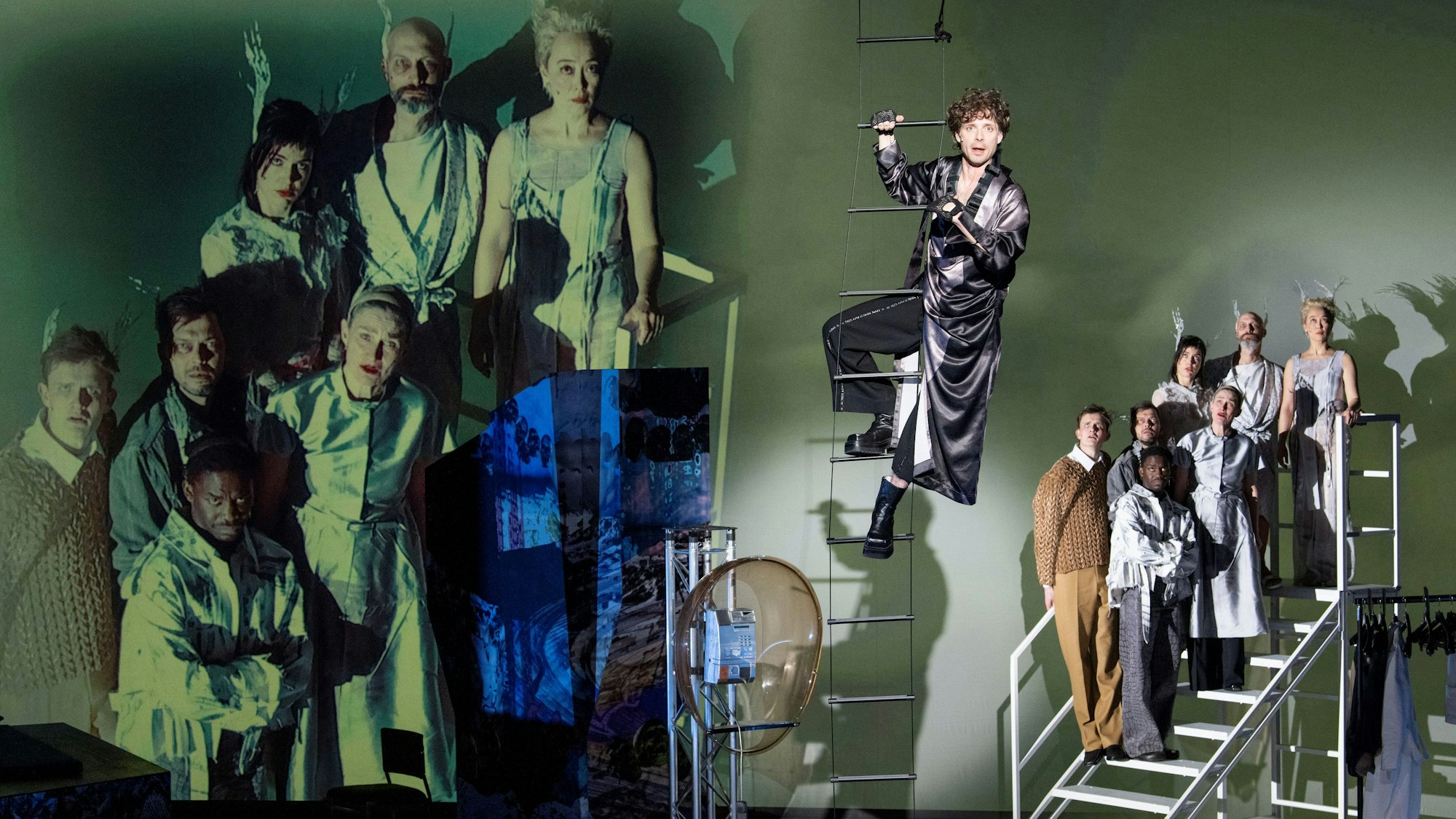 Prior (Nicolas Streit) konfrontiert eine Schar von Engeln.