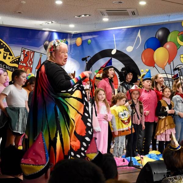 Kostümierte Kinder und Jugendliche auf einer Bühne.