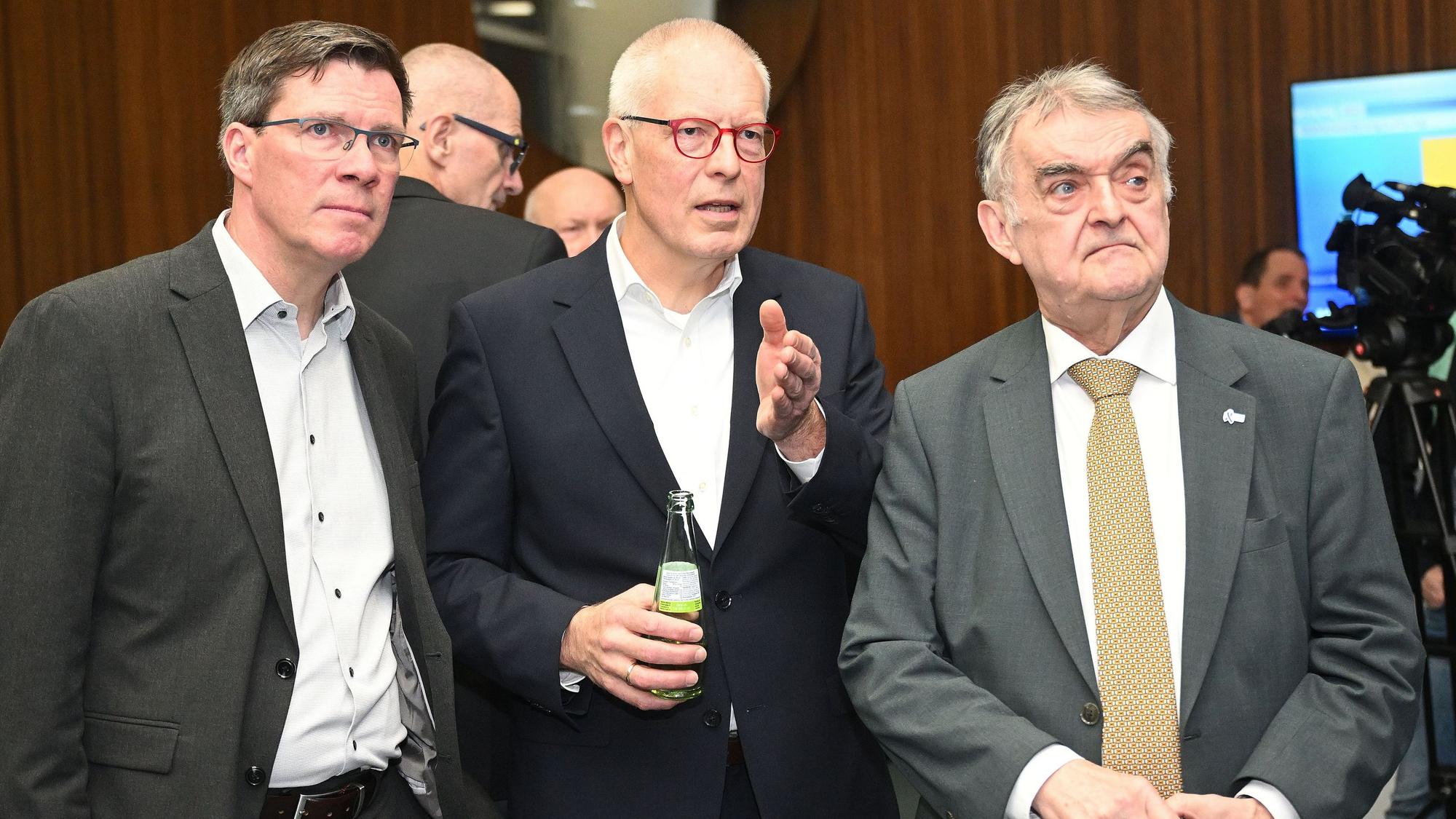 Landrat Stephan Santelmann (CDU), CDU-Kreisparteichef und scheidender MdB Dr. Hermann-Josef Tebroke sowie NRW-Innenminister Herbert Reul (CDU) stehen im Kreishaus in Bergisch Gladbach.