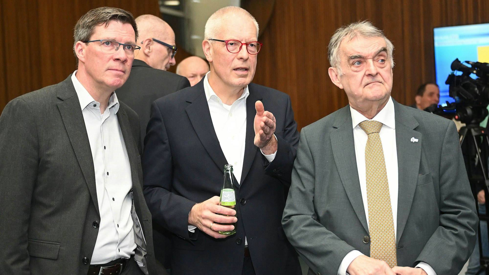 Landrat Stephan Santelmann (CDU), CDU-Kreisparteichef und scheidender MdB Dr. Hermann-Josef Tebroke sowie NRW-Innenminister Herbert Reul (CDU) stehen im Kreishaus in Bergisch Gladbach.