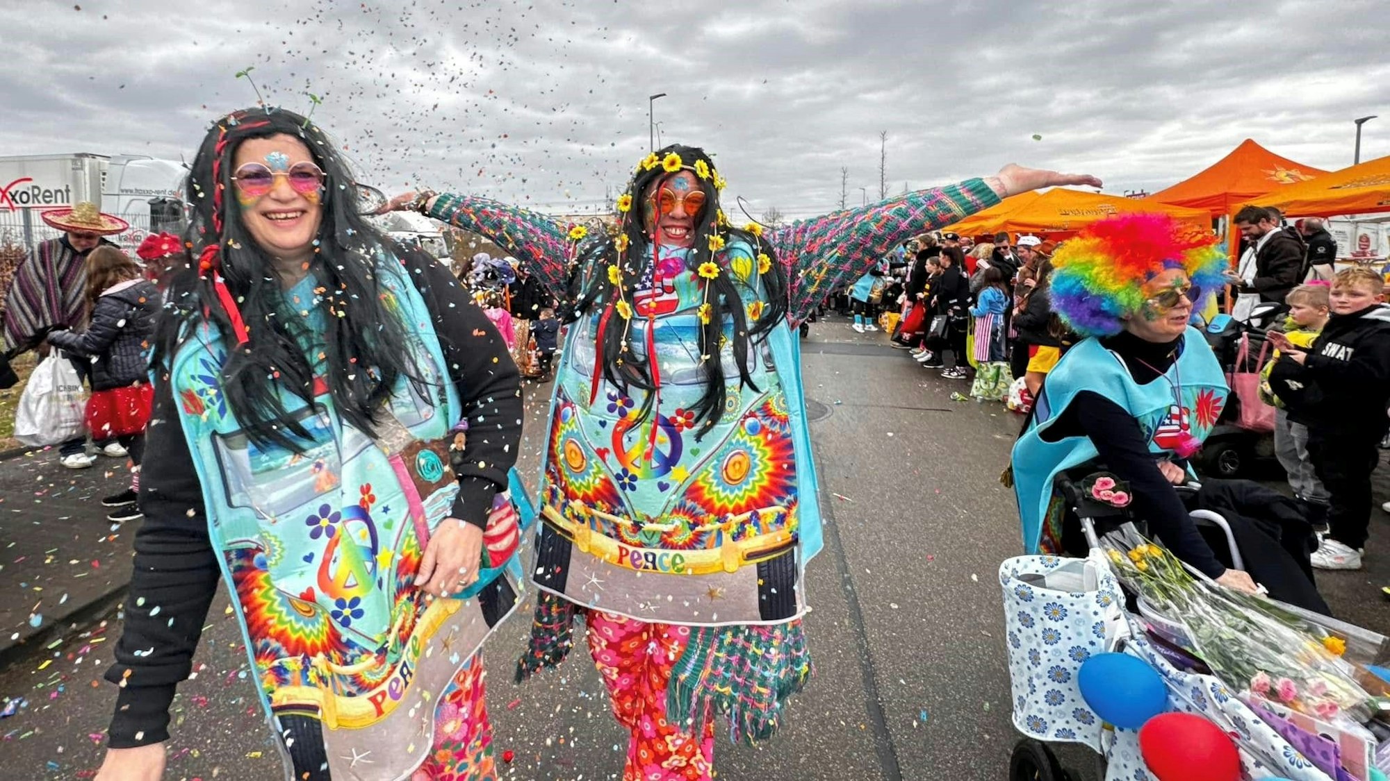 Zu sehen sind Jecke beim Umzug in Brühl-Ost.