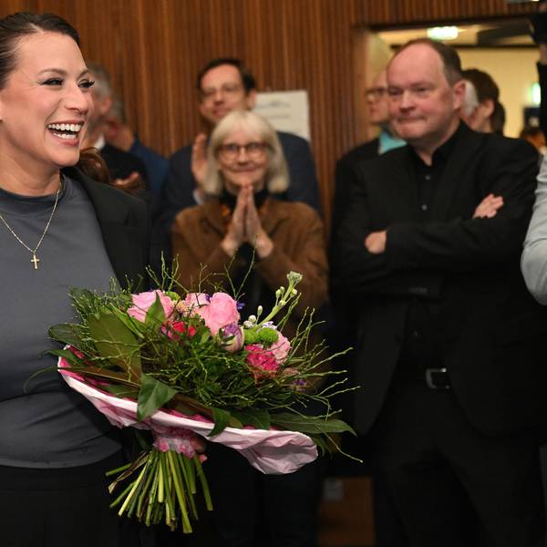Caroline Bosbach hält einen Straß Blumen.