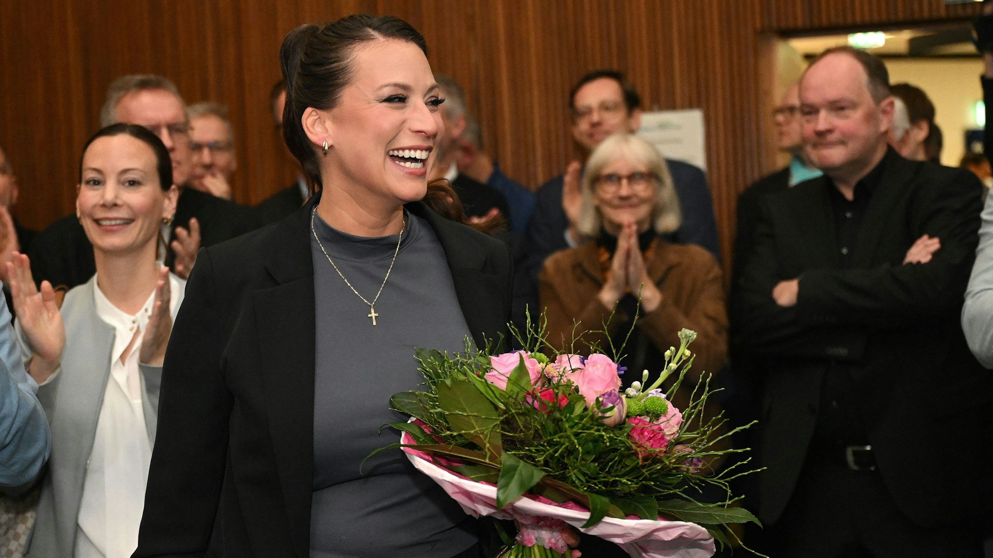 Caroline Bosbach hält einen Straß Blumen.