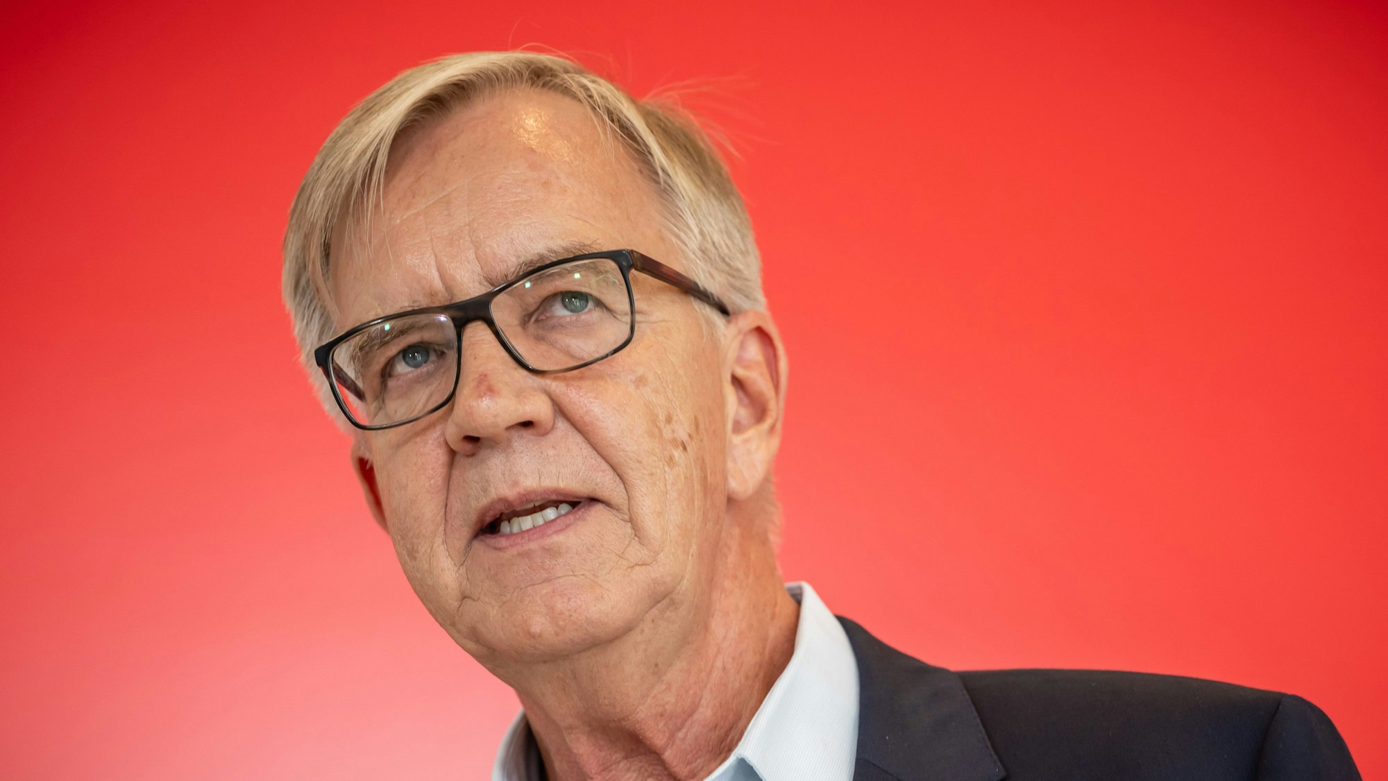 Dietmar Bartsch, Fraktionsvorsitzender der Partei Die Linke, hofft zusammen mit Gregor Gysi und Bodo Ramelow auf ein Direktmandat bei der Bundestagswahl, um mit seiner Partei ins Parlament einzuziehen.