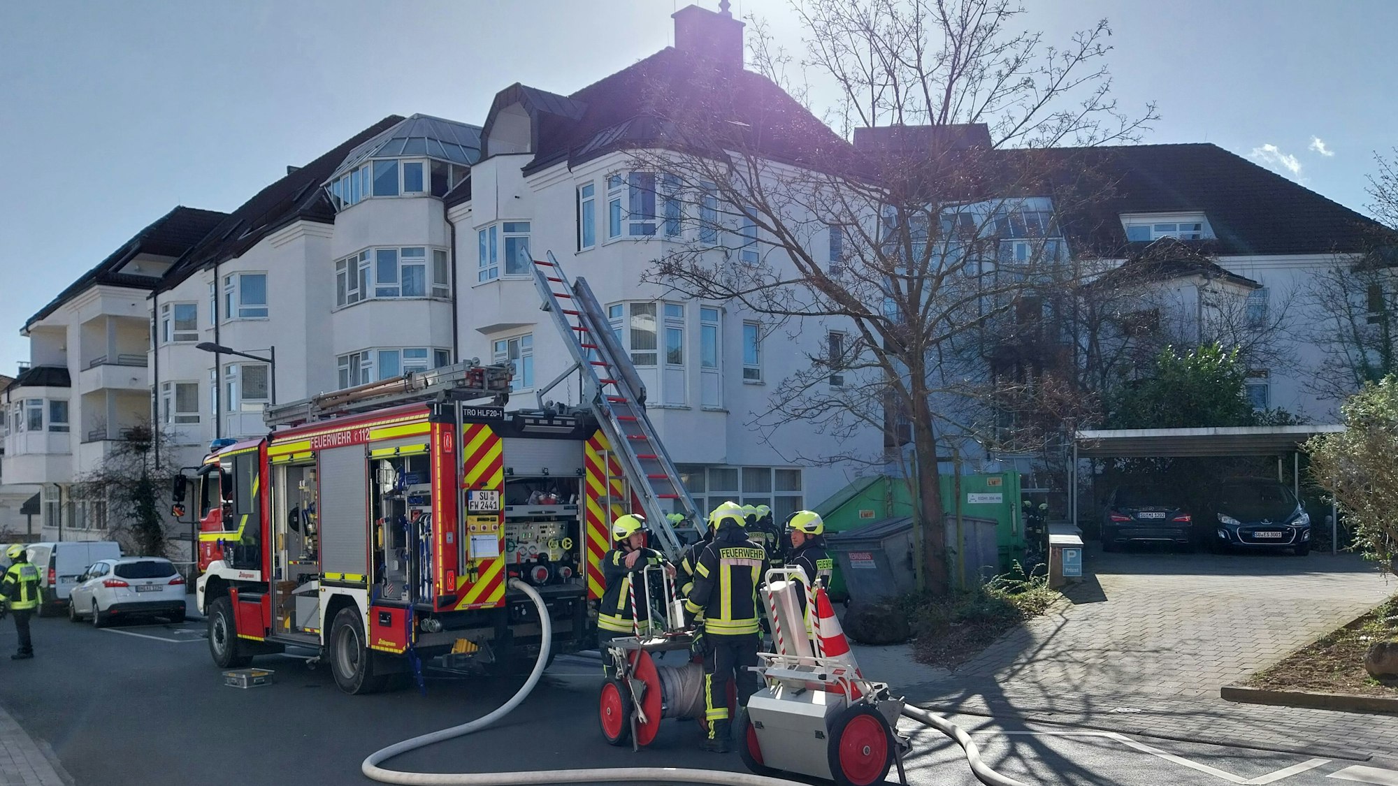 Ein Feuerwehrauto und Einsatzkräfte vor einem Altenheim.