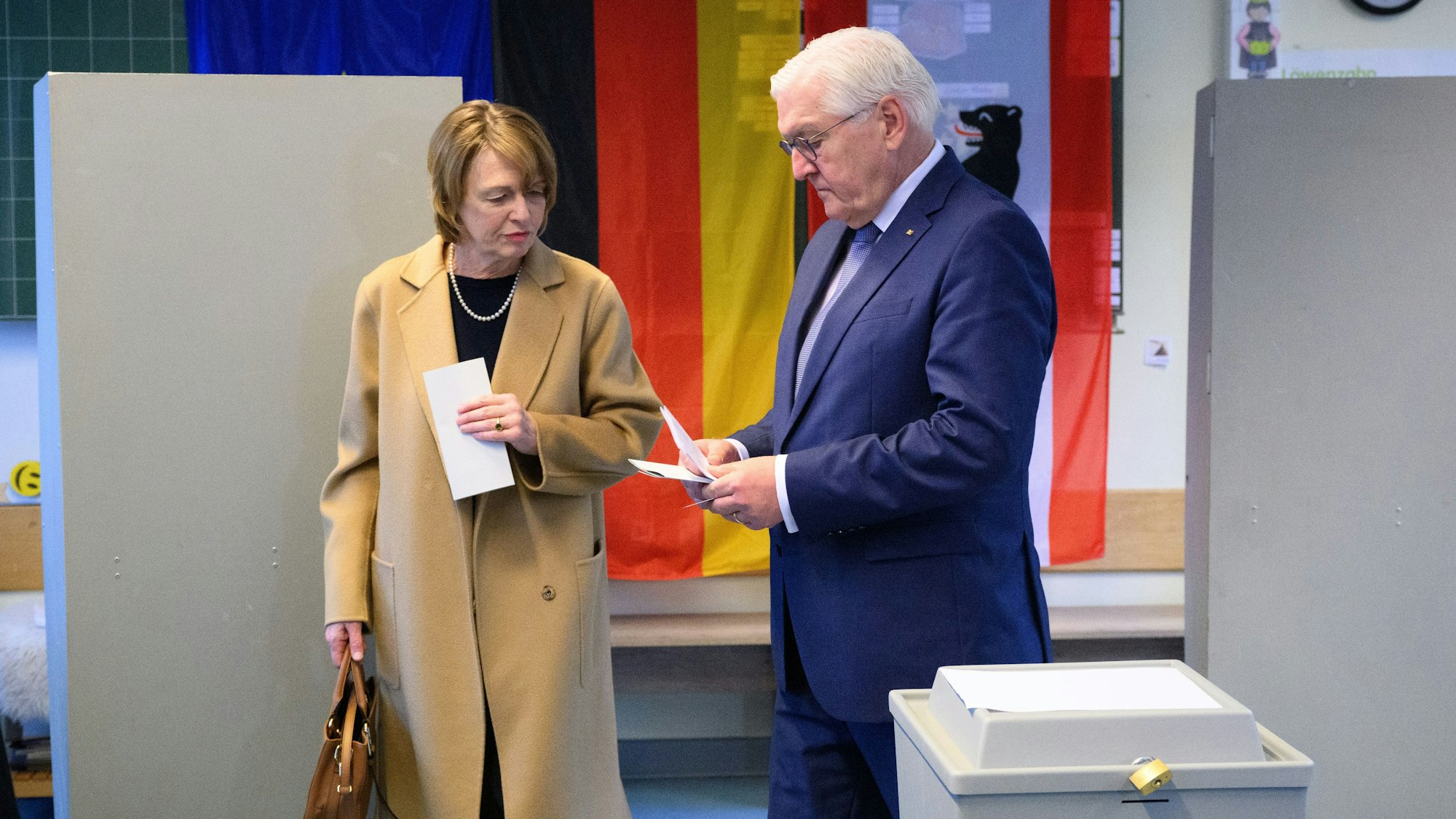 Gemeinsam mit Steinmeier gab auch dessen Ehefrau, Elke Büdenbender, ihre Stimme im selben Wahllokal ab.