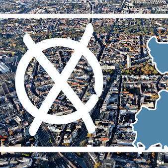 Rote Umschläge mit Wahlunterlagen werden im Briefwahlbüro der Stadt Mainz nach den Nummern der Wahlbüros sortiert.