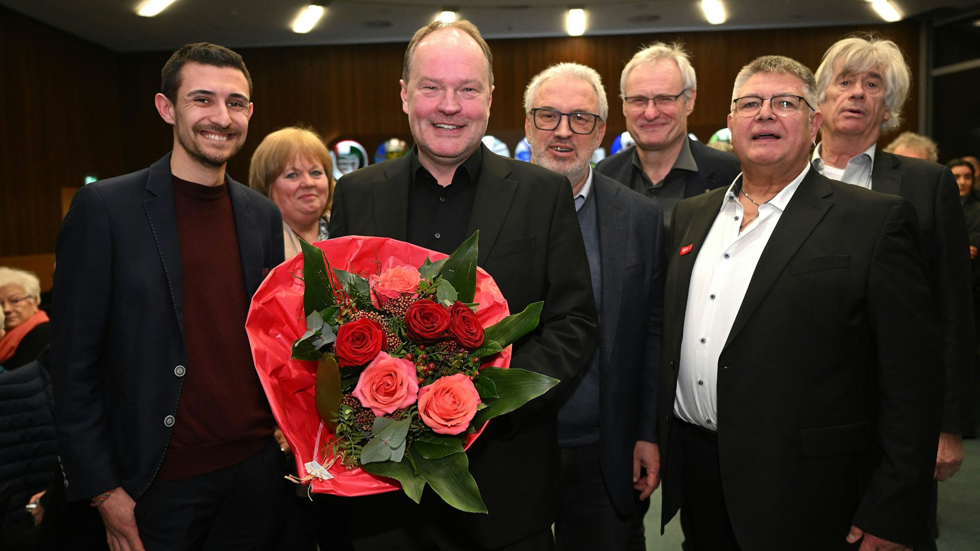 Hinrich Schipper (SPD) mit Blumenstrauß und Parteikollegen.