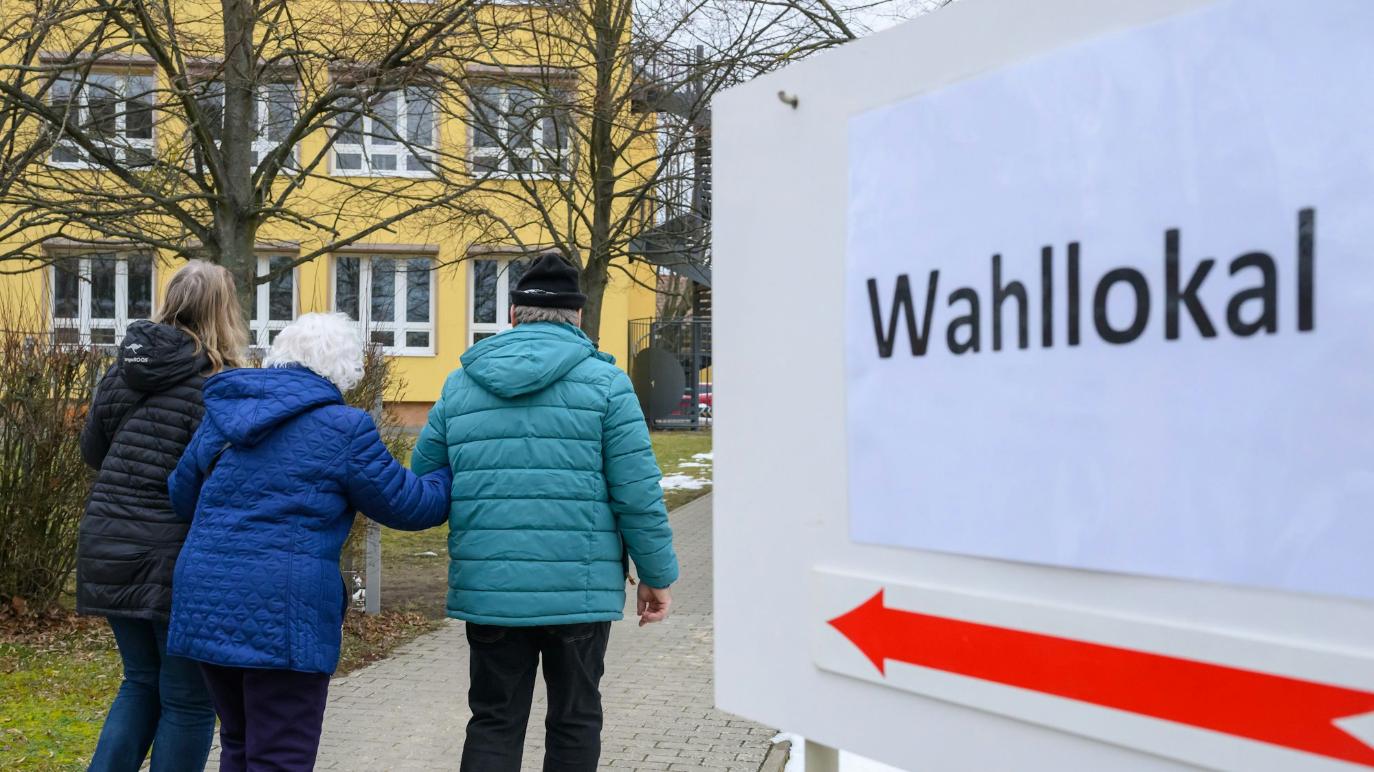 Menschen kommen zur Stimmabgabe in ein Wahllokal.k +++