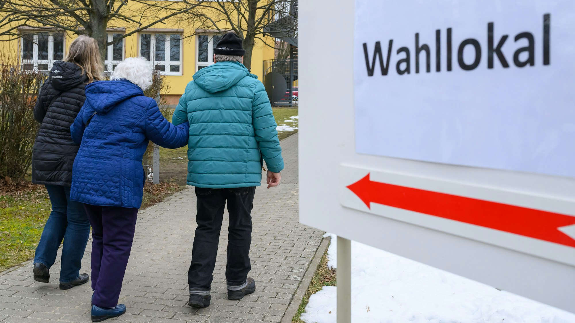 Menschen kommen zur Stimmabgabe in ein Wahllokal.