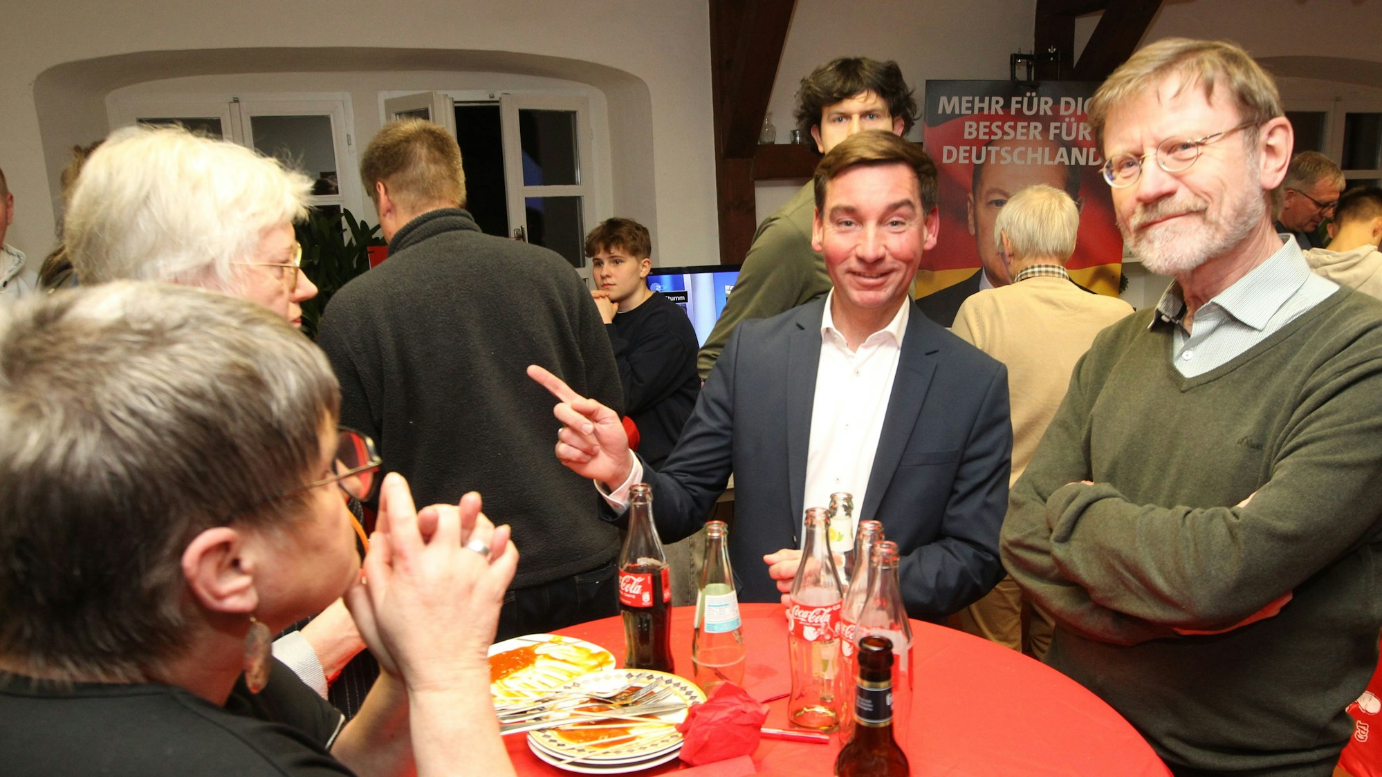 Der SPD-Kreisvorsitzende Sebastian Hartmann (2.v.r.) zieht über die SPD-Landesliste erneut in den Bundestag ein. Ansonsten gab es am Sonntag für die Rhein-Sieg-Sozialdemokraten nichts zu feiern.