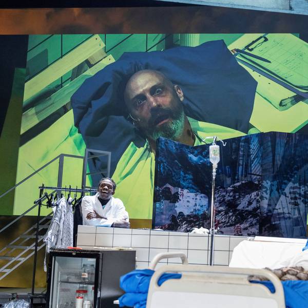 Andreas Grötzinger und Kelvin Kilonzo in „Engel in Amerika“.