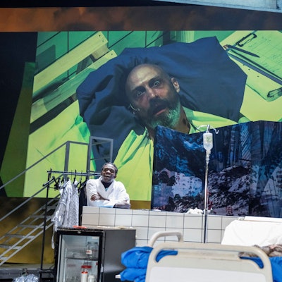 Andreas Grötzinger und Kelvin Kilonzo in „Engel in Amerika“.