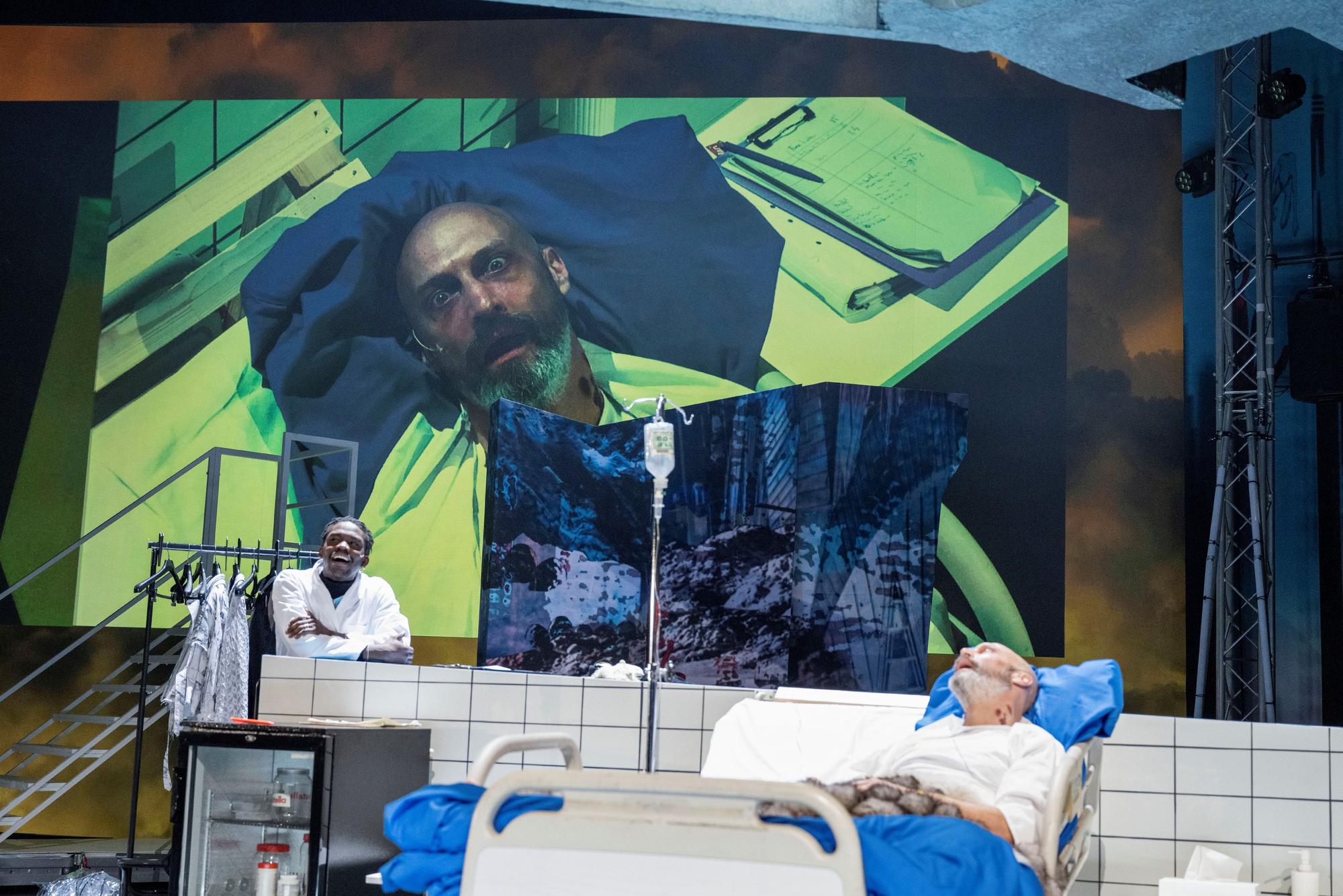 Andreas Grötzinger und Kelvin Kilonzo in „Engel in Amerika“.