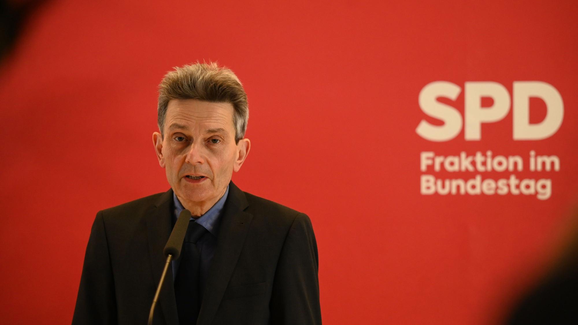 Rolf Mützenich, SPD-Fraktionsvorsitzender, spricht vor der Fraktionssitzung seine Bundestagsfraktion. (Archivbild)
