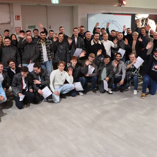 Das Foto zeigt die jungen Handwerker bei der Lossprechungsfeier mit ihren Urkunden.
