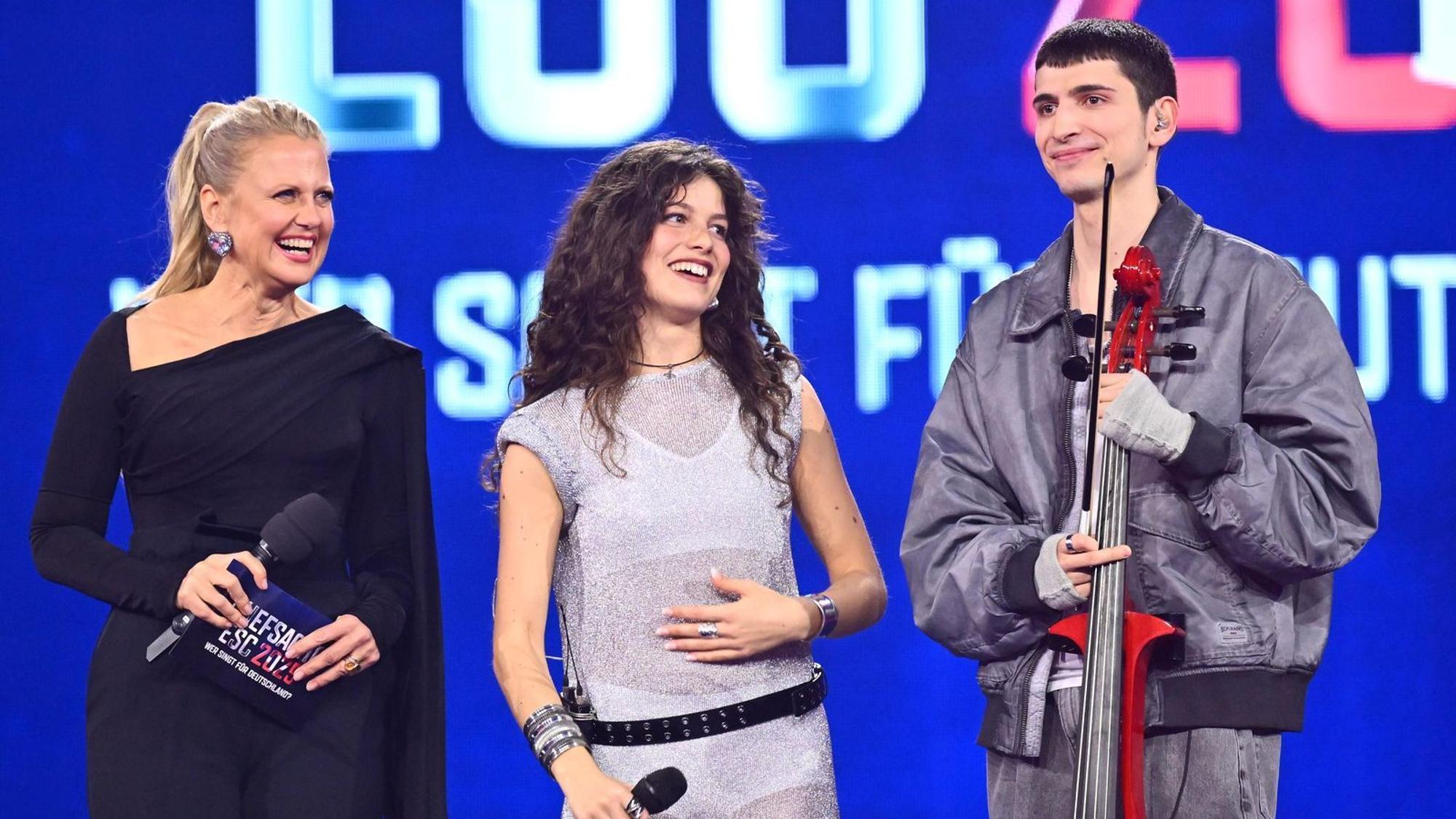 Barbara Schöneberger (links) mit Abor & Tynna, nur einem von 14 Acts im Halbfinale von „Chefsache ESC“ (RTL), die die Moderatorin „ganz toll“ fand.