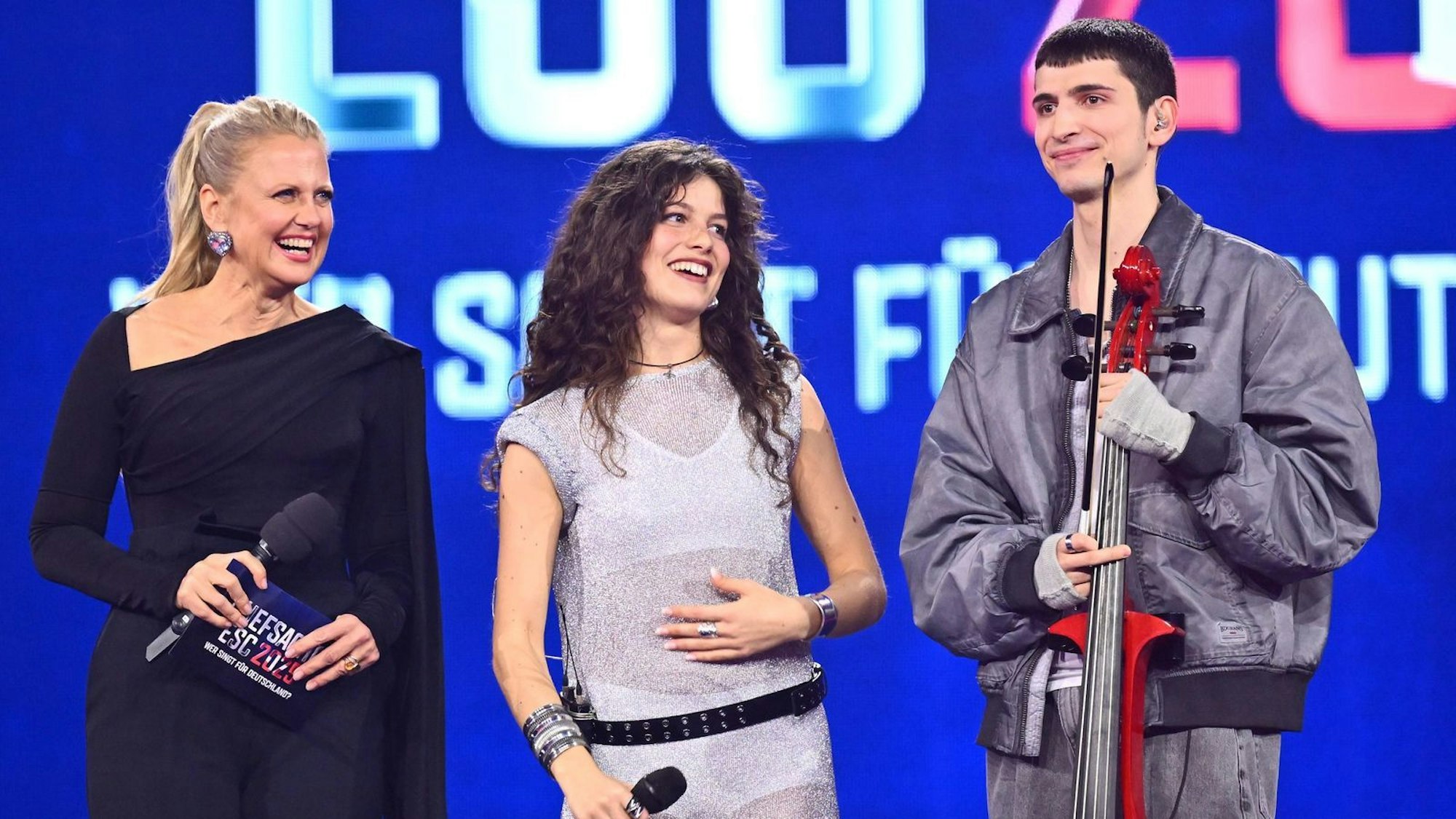 Barbara Schöneberger (links) mit Abor & Tynna, nur einem von 14 Acts im Halbfinale von „Chefsache ESC“ (RTL), die die Moderatorin „ganz toll“ fand.