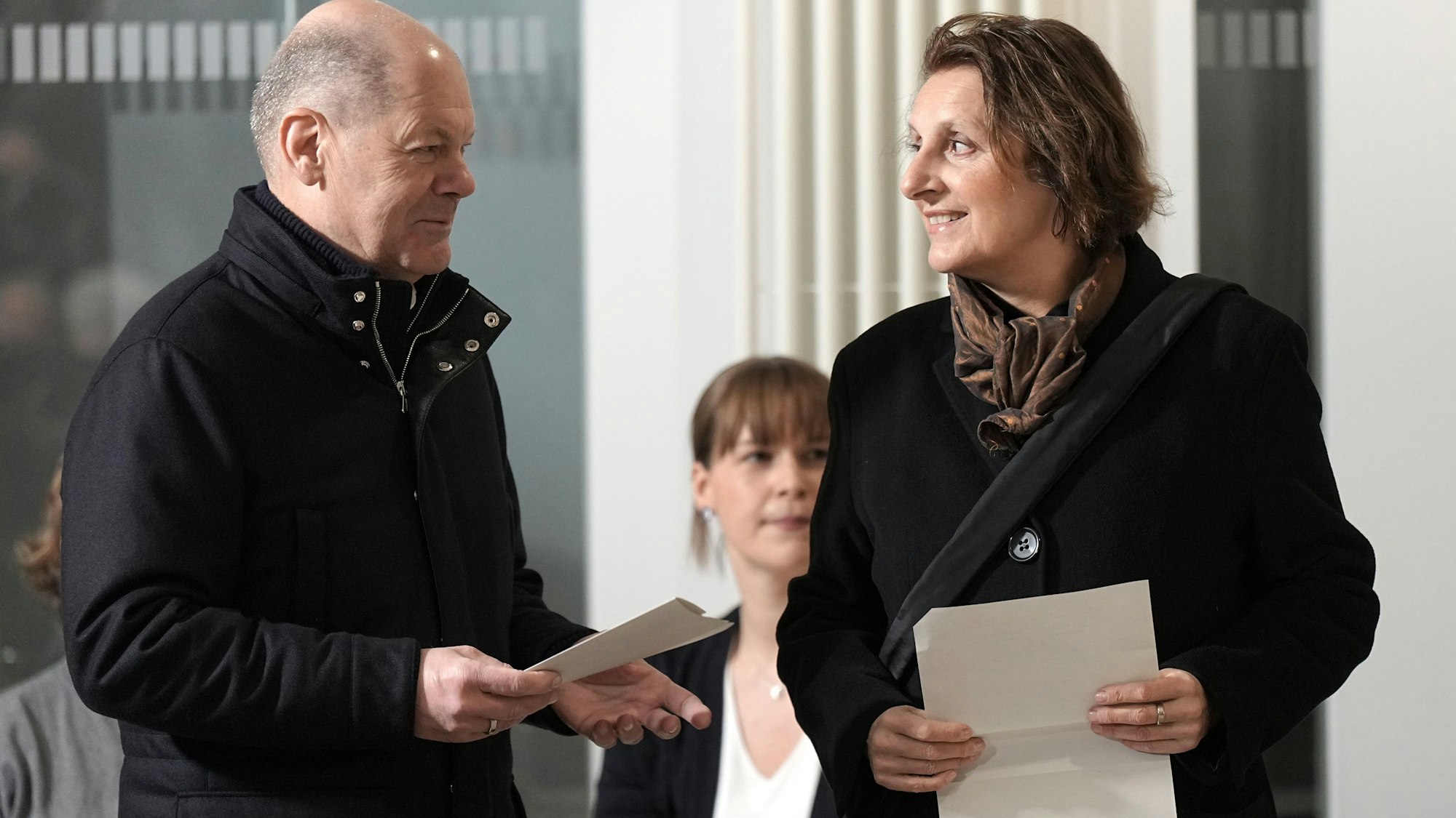 Brandenburg, Potsdam: Bundeskanzler Olaf Scholz (SPD) und seine Frau Britta Ernst geben in dem Wahllokal in der IHK in Potsdam ihre Stimmen ab.