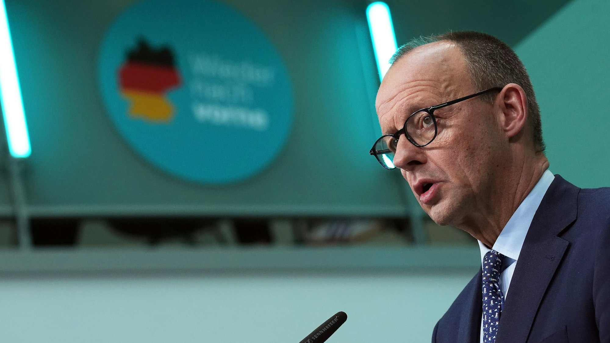 Friedrich Merz, CDU-Bundesvorsitzender und CDU/CSU-Fraktionsvorsitzender im Bundestag, spricht bei einer Pressekonferenz.