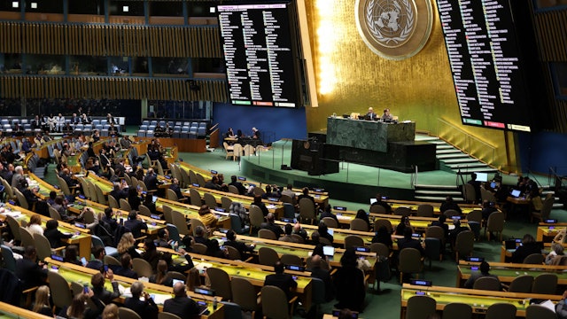 Die UN-Vollversammlung hat eine deutlich abgeänderte Resolution der US-Regierung von Präsident Donald Trump zum Ukraine-Krieg angenommen.